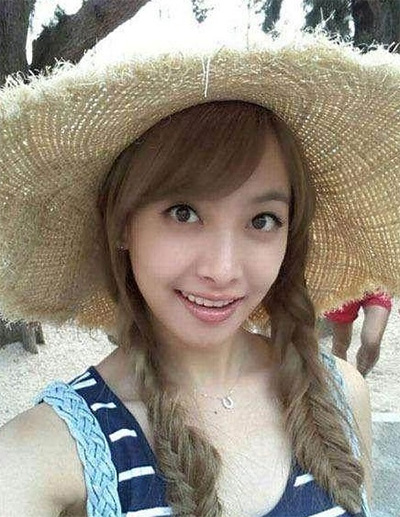 看看女星們花式戴草帽的帽子戲法！